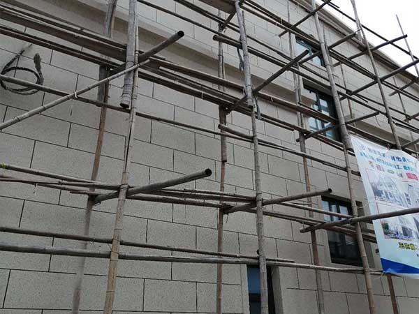 别墅外墙翻新施工中.jpg